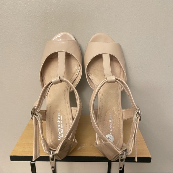 Town Shoes Chic Nude T-Strap Low Heel - Size 9 - Picture 13 of 16